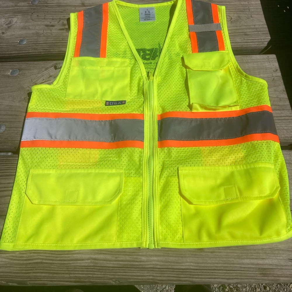 NABTU high quality construction vest multiple features